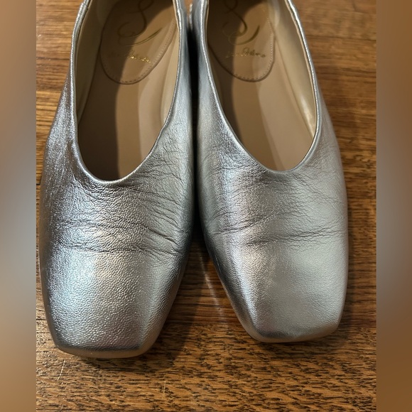 Sam Edelman Kacey Silver Flats- size 6 - Picture 3 of 9